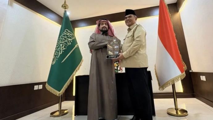 General Supervisor Wakaf Al-Mushaf Iskandar Muhammad Ismail (kanan) menyerahkan pelakat penghargaan pelaksanaan dam kepada Ketua PPIH Arab Saudi Ian Heriyawan di Kantor Daker Makkah. ANTARA/HO-MCH 2026