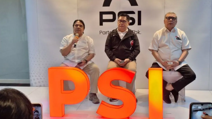 Ade Armando (kiri) saat konferensi pers di Kantor Dewan Pimpinan Pusat Partai Solidaritas Indonesia (PSI) di Jakarta, Selasa (5/5/2026). ANTARA/Fianda Sjofjan Rassat