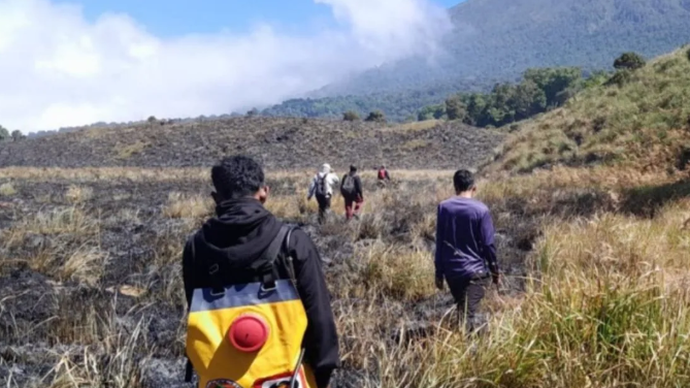 Pemadaman kebakaran di Savana Propok, dalam kawasan Taman Nasional Gunung Rinjani, Kabupaten Lombok Timur, Provinsi Nusa Tenggara Barat, Rabu (3/6/2026). ANTARA/HO- BPBD Nusa Tenggara Barat.