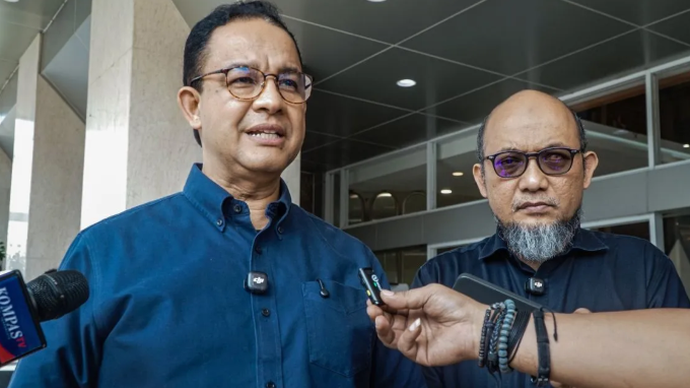 Arsip - Mantan Gubernur DKI Jakarta Anies Baswedan (kiri) bersama mantan penyidik KPK Novel Baswedan memberikan keterangan usai menjenguk aktivis Kontras Andrie Yunus di RSCM, Jakarta, Sabtu (14/3/2026). Kedatangan Anies Baswedan dan Novel Baswedan itu untuk menjenguk dan memberikan dukungan moral kepada Andrie Yunus yang tengah menjalani perawatan usai mengalami teror penyiraman air keras oleh orang tak dikenal pada Kamis (12/3) malam. ANTARA FOTO/Salma Talita/hma/tom.