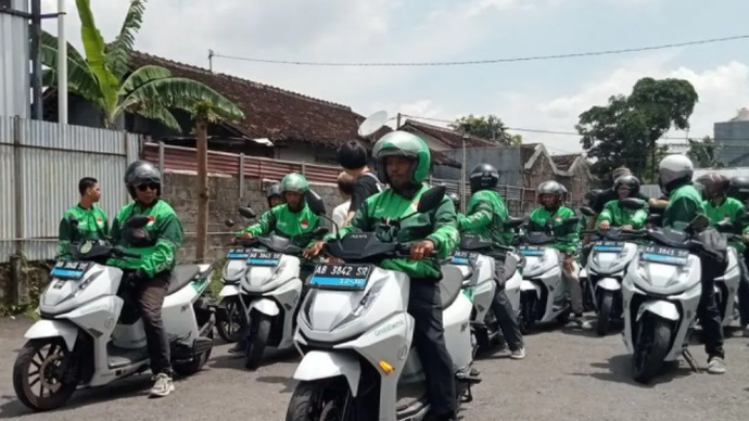 Ilustrasi - Driver Grab mengendarai motor listrik ALVA N3, setelah resmi bergabung sebagai bagian dari armada kendaraan listrik Grab di Kota Yogyakarta. Jumat (19/12/2025) (ANTARA/Hery Sidik)