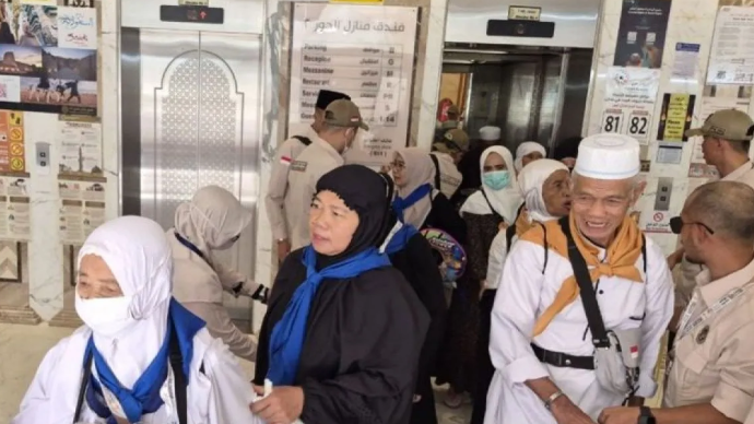 Keberangkatan perdana jamaah haji gelombang kedua, yaitu Kloter 18 Embarkasi Jakarta-Pondok Gede (JKG 18) menuju Indonesia dari Makkah ke Madinah di Hotel Manazel Al-Hoor, Makkah, Arab Saudi, Minggu (7/6/2026). ANTARA/HO-MCH 2026/aa.