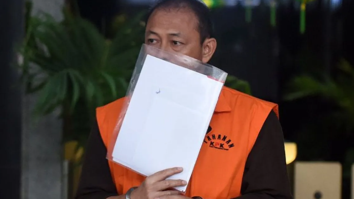 Tersangka kasus dugaan suap importasi di Ditjen Bea Cukai, Sisprian Subiaksono, menutupi wajahnya usai menjalani pemeriksaan di Gedung Merah Putih KPK, Jakarta, Kamis (26/3/2026). KPK melakukan pemeriksaan lanjutan terhadap mantan Kepala Subdirektorat Intelijen Penindakan dan Penyidikan Ditjen Bea Cukai tersebut dalam perkara suap importasi di Direktorat Jenderal Bea dan Cukai Kementerian Keuangan. ANTARA FOTO/Indrianto Eko Suwarso/bar