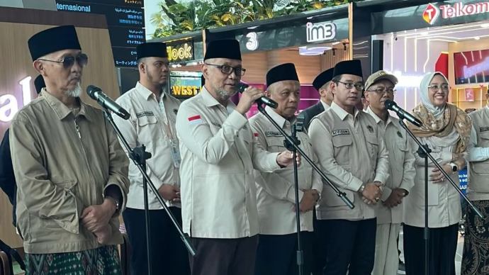 Menteri Haji dan Umrah Mochamad Irfan Yusuf (tengah) menyambut anggota Musyrif Dini di Bandara Soekarno-Hatta, Banten, Selasa (9/6/2026). ANTARA/Asep Firmansyah