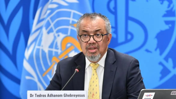 Direktur Jenderal Organisasi Kesehatan Dunia (WHO), Tedros Adhanom Ghebreyesus, berbicara selama konferensi pers di Jenewa, Swiss, 11 Desember 2025. (Xinhua/Lian Yi)
