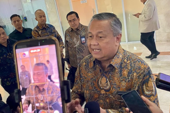Gubernur Bank Indonesia (BI) Perry Warjiyo menjawab pertanyaan media dalam wawancara cegat (doorstop) usai Rapat Kerja (Raker) bersama Banggar DPR RI di Kompleks Parlemen, Jakarta, Selasa (9/6/2026). (ANTARA/Rizka Khaerunnisa) <b>(Antara)</b>