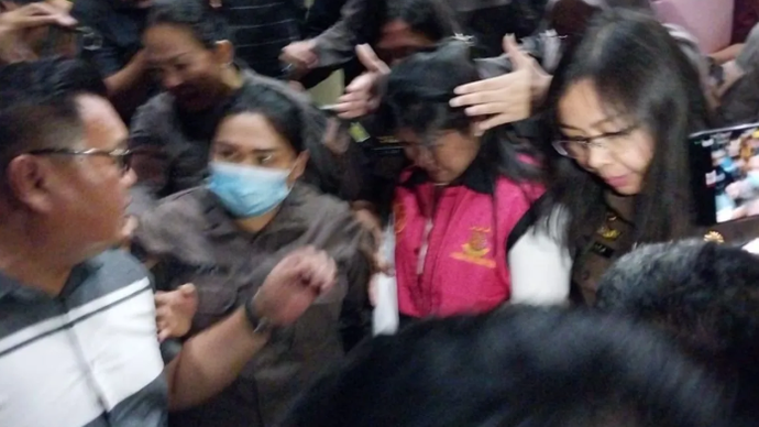 Bupati Kepulauan Sitaro, CK, memakai rompi merah muda ditahan Kejaksaan Tingg Sulut dalam dugaan korupsi dana stimulan pembangunan rumah dampak letusan Gunung Ruang. ANTARA/HO-Dokumentasi pribadi