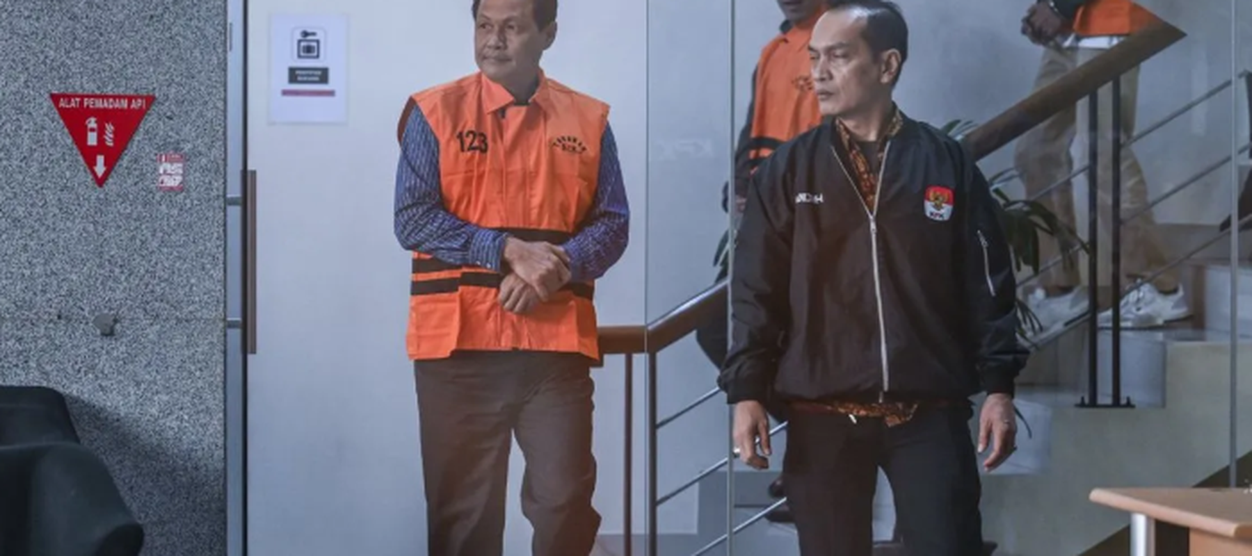 Bupati Muara Enim Edison (kiri) berjalan keluar ruangan dengan mengenakan rompi tahanan usai menjalani pemeriksaan di Gedung Merah Putih KPK, Jakarta, Selasa (9/6/2026). KPK menahan Edison setelah ditetapkan sebagai tersangka kasus dugaan korupsi pen