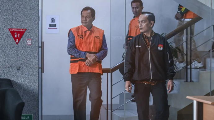 Bupati Muara Enim Edison (kiri) berjalan keluar ruangan dengan mengenakan rompi tahanan usai menjalani pemeriksaan di Gedung Merah Putih KPK, Jakarta, Selasa (9/6/2026). KPK menahan Edison setelah ditetapkan sebagai tersangka kasus dugaan korupsi pengadaan barang dan jasa di lingkungan Dinas Pendidikan dan Kebudayaan Kabupaten Muara Enim. ANTARA FOTO/Galih Pradipta/kye