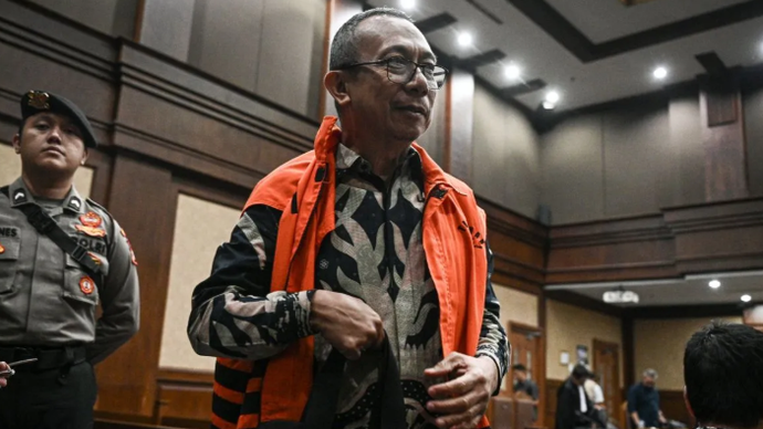 Terdakwa kasus dugaan pemerasan dalam pengurusan sertifikat K3 di Kementerian Ketenagakerjaan Fahrurozi menggunakan rompi tahanan saat jeda sidang lanjutan di Pengadilan Tipikor, Jakarta, Kamis (7/5/2026). Sidang tersebut beragendakan pemeriksaan terdakwa yakni mantan Wamenaker Immanuel Ebenezer dan mantan Direktur Jenderal Pembinaan Pengawasan Ketenagakerjaan dan K3 Kementerian Ketenagakerjaan Fahrurozi. ANTARA FOTO/Fauzan/nym.