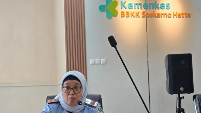 Kepala BBKK Bandara Internasional Soekarno-Hatta, Naning Nugrahini memberikan keterangan resmi terkait penanganan dan antisipasi penemuan Hantavirua di lingkup Bandara Soetta, Tangerang, Banten. ANTARA/Azmi Samsul M