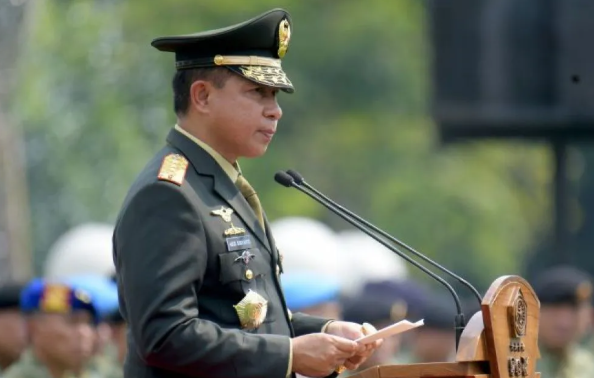 Panglima TNI Jenderal TNI Agus Subiyanto memberikan amanat saat upacara pelepasan 744 personel TNI yang tergabung dalam Satgas Kontingen Garuda (Konga) United Nations Interim Force in Lebanon (UNIFIL) ke Lebanon. Upacara itu digelar di Lapangan Mabes <b>(Antara)</b>