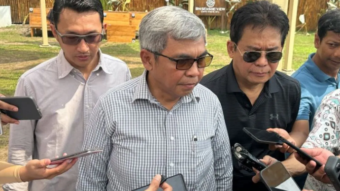 Ketua Komisi Pemberantasan Korupsi Setyo Budiyanto (kedua kiri) bersama Wakil Ketua KPK Johanis Tanak (kedua kanan) dan Juru Bicara KPK Budi Prasetyo (kiri) memberikan keterangan di Kabupaten Serang, Banten, Kamis (21/5/2026). (ANTARA/Rio Feisal)