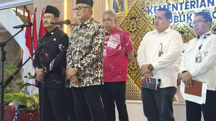 Menteri Sosial Saifullah Yusuf (kiri) bersama Wakil Menteri Sosial Agus Jabo Priyono, dan Menteri Pekerjaan Umum Dodi Hanggodo (kanan) memberikan keterangan pers terkait progres pembangunan gedung Sekolah Rakyat permanen di Jakarta, Selasa (26/5/2026). ANTARA/M Riezko Bima Elko Prasetyo