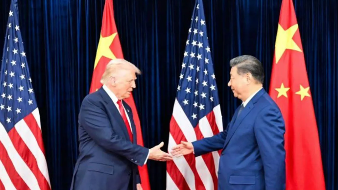 Arsip foto - Presiden China Xi Jinping (kanan) bertemu dengan Presiden Amerika Serikat (AS) Donald Trump di Busan, Korea Selatan, Kamis (30/10/2025). ANTARA/Xinhua/Shen Hong/aa.