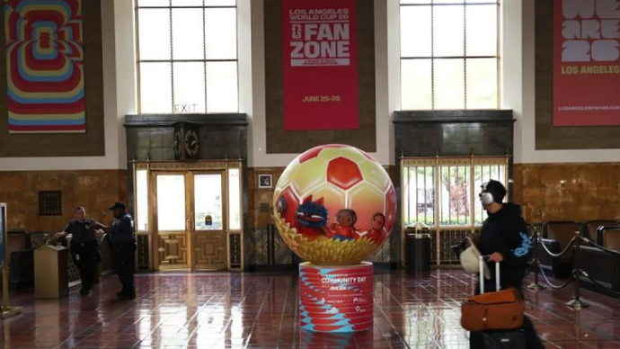 Orang-orang berjalan melewati poster Piala Dunia FIFA 2026 di Los Angeles Union Station, Amerika Serikat, Kamsi (28/5/2026). ANTARA/Xinhua/Zeng Hui/aa.