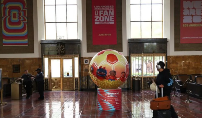 Orang-orang berjalan melewati poster Piala Dunia FIFA 2026 di Los Angeles Union Station, Amerika Serikat, Kamsi (28/5/2026). ANTARA/Xinhua/Zeng Hui/aa. <b>(Antara)</b>