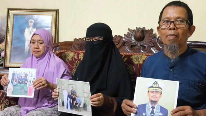 Arsip foto - Keluarga salah satu awak yang menjadi korban pembajakan kapal MT Honour 25 di Somalia menunjukkan foto korban kepada wartawan di Gowa, Sulawesi Selatan. ANTARA/Handout/aa.
