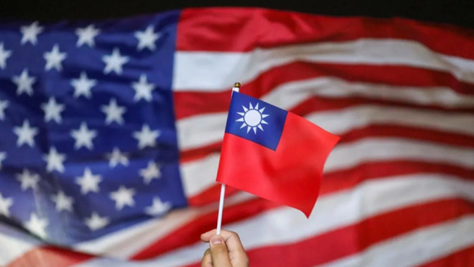 Arsip foto - Seorang pengunjuk rasa memegang bendera nasional Taiwan saat bendera AS berkibar di latar belakang selama demonstrasi untuk merayakan Hari Nasional Taiwan di Tsim Sha Tsui, Hong Kong, China (10/10/2019). (ANTARA/REUTERS/Athit Perawongmetha/as/aa)