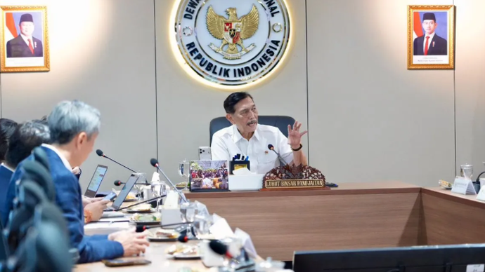 Ketua Dewan Ekonomi Nasional (DEN) Luhut Binsar Pandjaitan menggelar pertemuan strategis dengan jajaran pimpinan baru Otoritas Jasa Keuangan (OJK) di Jakarta, Senin (18/5/2026). (ANTARA/HO-Dewan Ekonomi Nasional (DEN))