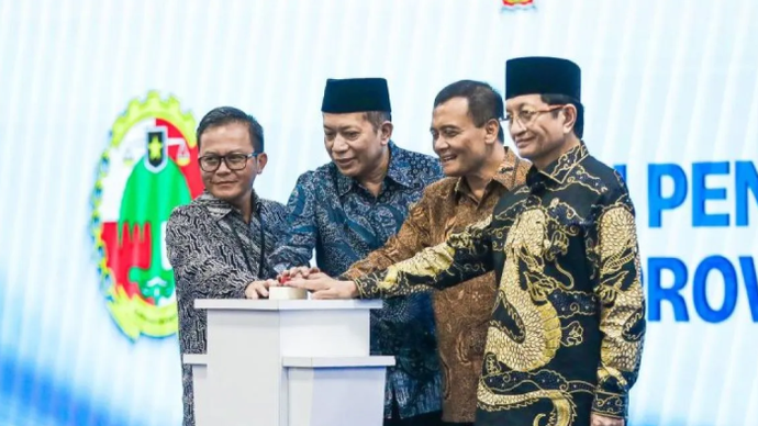 Menteri Koperasi Ferry Juliantoro, didampingii Gubernur Jateng Ahmad Luthfi, Menteri Agama Nasaruddin Umar, saat peluncuran insersi kurikulum perkoperasian, di Semarang, Jumat (5/6/2026 (ANTARA/HO-Pemprov Jateng)