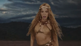 Penyanyi internasional Shakira kembali mengenakan karya desainer aksesori asal Indonesia, Rinaldy A. Yunardi, dalam video klip lagu terbaru berjudul Choka Choka. Lagu tersebut merupakan hasil kolaborasi Shakira bersama Anitta.