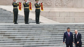 Presiden China Xi Jinping menyerukan penguatan kerja sama strategis jangka panjang dengan Rusia guna membangun sistem tata kelola global yang lebih adil dan setara dalam pertemuannya dengan Presiden Rusia Vladimir Putin di Beijing, Rabu, 20 Mei 2026.