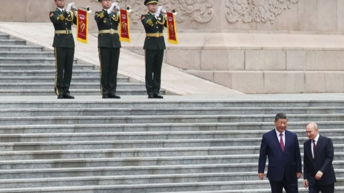 Presiden Rusia Vladimir Putin (kanan) berjalan bersama Presiden China Xi Jinping (kedua kanan) saat upacara penyambutan di Balai Besar Rakyat di Beijing, China (20/5/2026). ANTARA FOTO/REUTERS/Maxim Shemetov/Pool/agr.