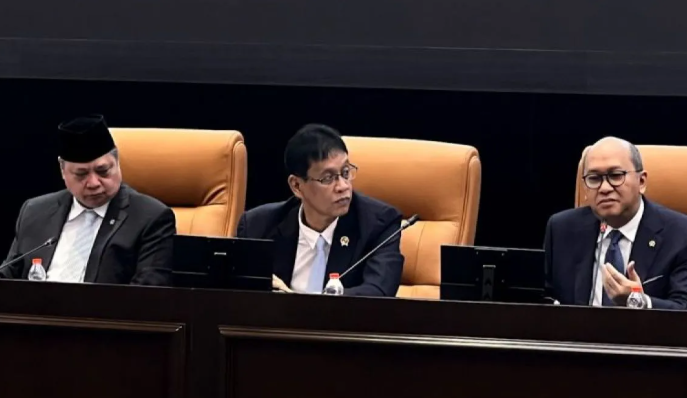 Chief Executive Officer (CEO) Danantara Indonesia Rosan Roeslani (kanan), Menteri Koordinator (Menko) Bidang Perekonomian Airlangga Hartarto (kiri), dan Menteri Keuangan Purbaya Yudhi Sadewa (tengah) dalam Konferensi Pers Pemerintah Penyampaian Keran <b>(Antara)</b>