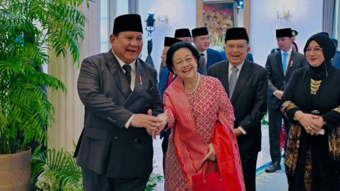 Presiden Prabowo Subianto (kiri) dan Presiden RI ke-5 Megawati Soekarnoputri berbincang usai upacara peringatan Hari Lahir Pancasila di Jakarta, Senin (1/6/2026). ANTARA/HO-BPMI Setpres/am.
