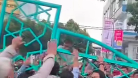 Aparat kepolisian bergerak cepat menindaklanjuti laporan masyarakat yang masuk melalui layanan Call Center 110 terkait dugaan keributan di kawasan SD Islam Pembangunan, Pamulang, Kota Tangerang Selatan, pada Kamis, 4 Juni 2026.