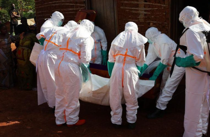 Petugas medis dengan pakaian pelindung memindahkan jenazah korban Ebola di Mongbwalu, provinsi Ituri, bagian timur Republik Demokratik Kongo (DRC), 24 Mei 2026. (Str/Xinhua) <b>(Antara)</b>