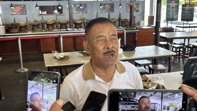 Manajer Persib Bandung Umuh Muchtar saat memberikan keterangan di Kota Bandung, Jawa Barat, Jumat (7/5/2026). (ANTARA/Rubby Jovan)