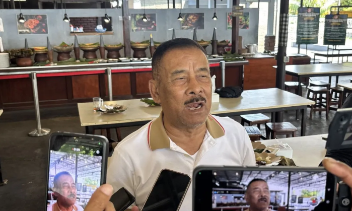 Manajer Persib Bandung Umuh Muchtar saat memberikan keterangan di Kota Bandung, Jawa Barat, Jumat (7/5/2026). (ANTARA/Rubby Jovan) <b>(Antara)</b>