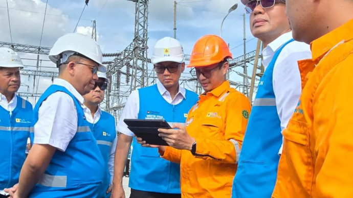 Direktur Utama PLN, Darmawan Prasodjo (tengah) didampingi oleh Direktur Manajemen Pembangkitan PLN, Rizal Calvary Marimbo (ketiga dari kiri), Direktur Manajemen Proyek dan Energi Baru Terbarukan PLN, Suroso Isnandar (kedua dari kiri), Direktur Utama PLN Nusantara Power, Ruly Firmansyah (kiri), dan Direktur Transmisi dan Perencanaan Sistem PLN, Edwin Nugraha Putra (kedua dari kanan), saat mengawal langsung kesiapan operasional PLTU Tenayan di Pekanbaru, Riau, pada Minggu (24/5), yang menjadi salah satu penopang sistem kelistrikan Sumatra. (ANTARA/HO-PLN)