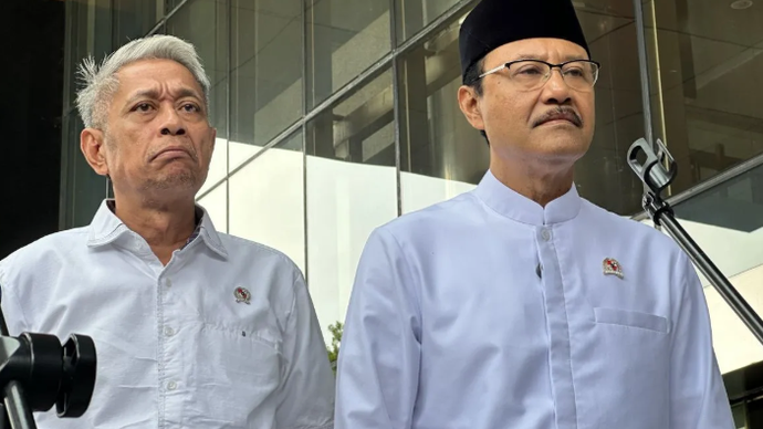 Menteri Sosial Saifullah Yusuf (kanan) dan Wakil Menteri Sosial Agus Jabo Priyono memberikan keterangan usai menghadiri pertemuan terkait konsultasi Kemensos dengan KPK, di Gedung Merah Putih KPK, Jakarta, Jumat (8/5/2026). (ANTARA/Rio Feisal)