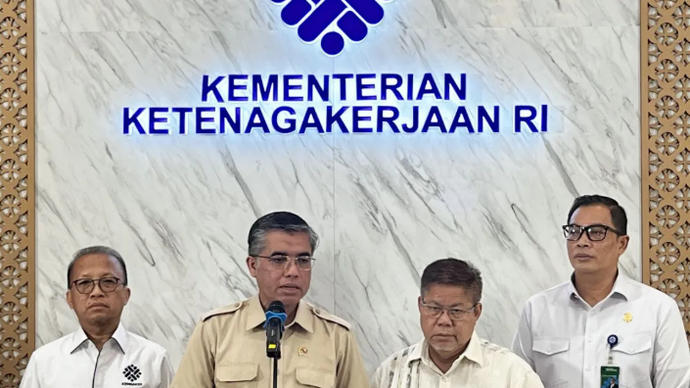 Menteri Ketenagakerjaan (Menaker) Yassierli (dua dari kiri) memberikan keterangan pers dalam jumpa media di Kemnaker RI, Jakarta, Selasa (26/5/2026). (ANTARA/Arnidhya Nur Zhafira)