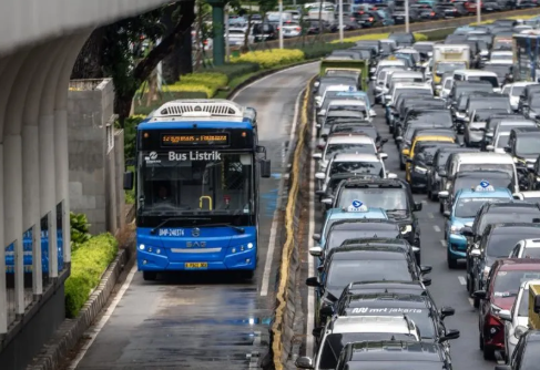 Bus Transjakarta melintas di Jalan Jenderal Sudirman, Jakarta. ANTARA FOTO/Bayu Pratama S/rwa. <b>(Antara)</b>