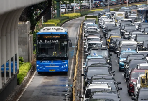 Bus Transjakarta melintas di Jalan Jenderal Sudirman, Jakarta. ANTARA FOTO/Bayu Pratama S/rwa.