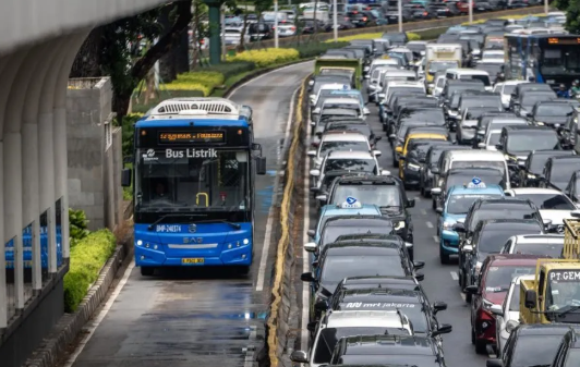 Bus Transjakarta melintas di Jalan Jenderal Sudirman, Jakarta. ANTARA FOTO/Bayu Pratama S/rwa. <b>(Antara)</b>