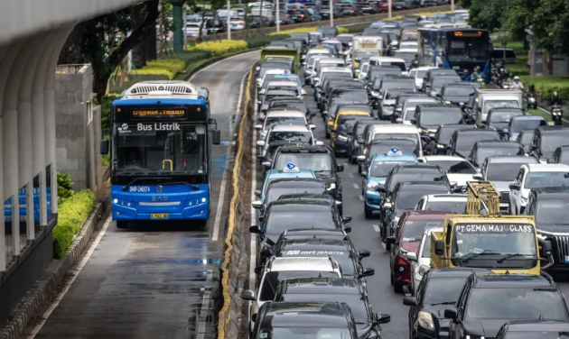 Bus Transjakarta melintas di Jalan Jenderal Sudirman, Jakarta. ANTARA FOTO/Bayu Pratama S/rwa. <b>(Antara)</b>