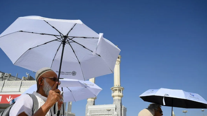 Arsip foto - Jamaah haji menggunakan payung saat cuaca panas meliputi area Masjidil Haram di Makkah, Arab Saudi, Selasa (27/5/2025). ANTARA FOTO/Andika Wahyu.