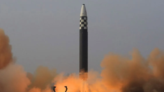 Ilustrasi - Uji coba peluncuran rudal balistik antarbenua (ICBM) Hwasongpho-17 milik Korea Utara, yang disiarkan kantor berita Korea Utara KNA, Jumat (25/3/2022). ANTARA/Korean Central News Agency/Handout via Xinhua/tm/am.