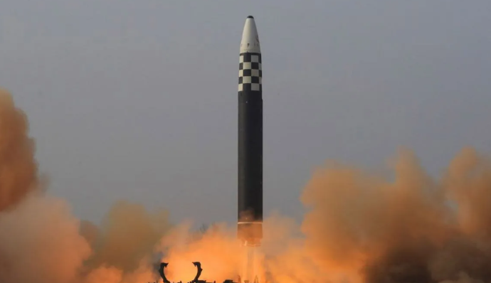 Ilustrasi - Uji coba peluncuran rudal balistik antarbenua (ICBM) Hwasongpho-17 milik Korea Utara, yang disiarkan kantor berita Korea Utara KNA, Jumat (25/3/2022). ANTARA/Korean Central News Agency/Handout via Xinhua/tm/am. <b>(Antara)</b>
