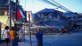 Jumlah korban meninggal dunia akibat gempa bumi berkekuatan magnitudo 7,8 yang mengguncang wilayah selatan Filipina terus bertambah. Hingga Selasa, otoritas setempat mencatat sedikitnya 37 orang tewas, sementara empat orang lainnya masih dinyatakan h