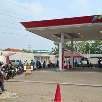 Kenaikan Harga Pertamax Picu Antrean Panjang Pertalite di Sejumlah SPBU Jakarta Barat