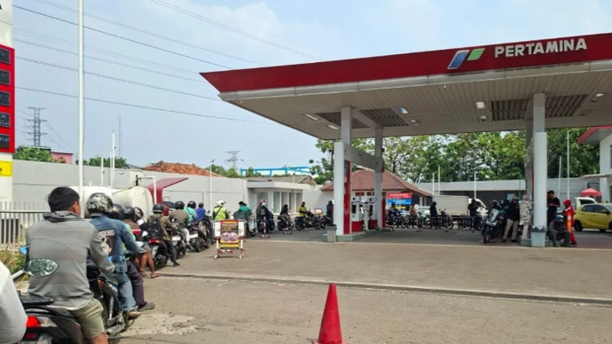 Antrean kendaraan roda dua yang ingin mendapatkan baham bakar minyak (BBM) bersubsidi, Pertalite, di Stasiun Pengisian Bahan Bakar Umum (SPBU) di kawasan Jakarta Barat terkait kenaikan harga BBM non-subsidi jenis Pertamax, Rabu (10/6/2026). ANTARA/Risky Syukur.