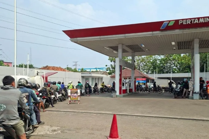 Kenaikan Harga Pertamax Picu Antrean Panjang Pertalite di ...