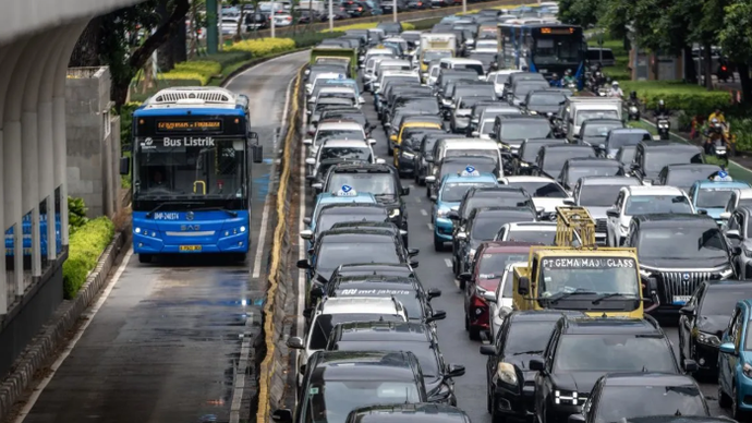 Bus Transjakarta melintas di Jalan Jenderal Sudirman, Jakarta. ANTARA FOTO/Bayu Pratama S/rwa.