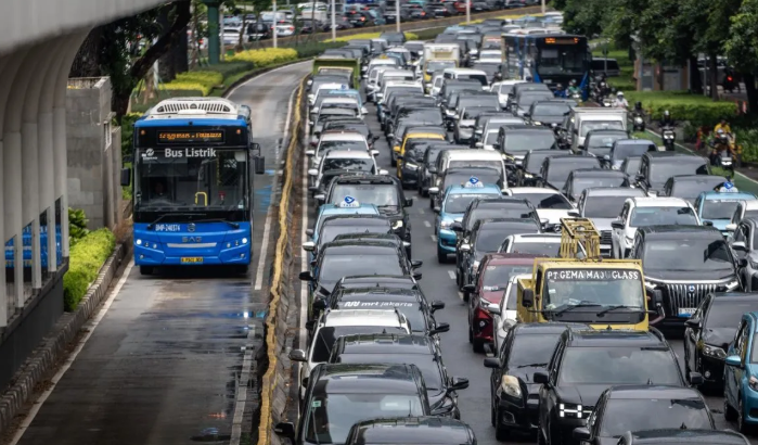 Bus Transjakarta melintas di Jalan Jenderal Sudirman, Jakarta. ANTARA FOTO/Bayu Pratama S/rwa. <b>(Antara)</b>